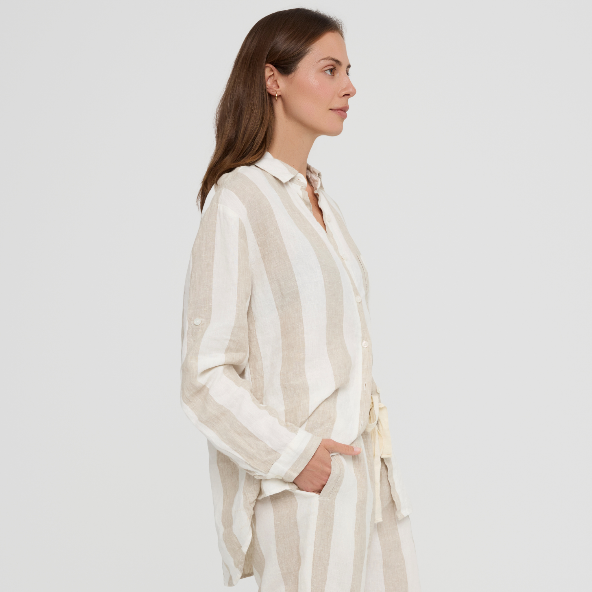 Natural linen pyjama shirt featuring a chest pocket and cuffed sleeves