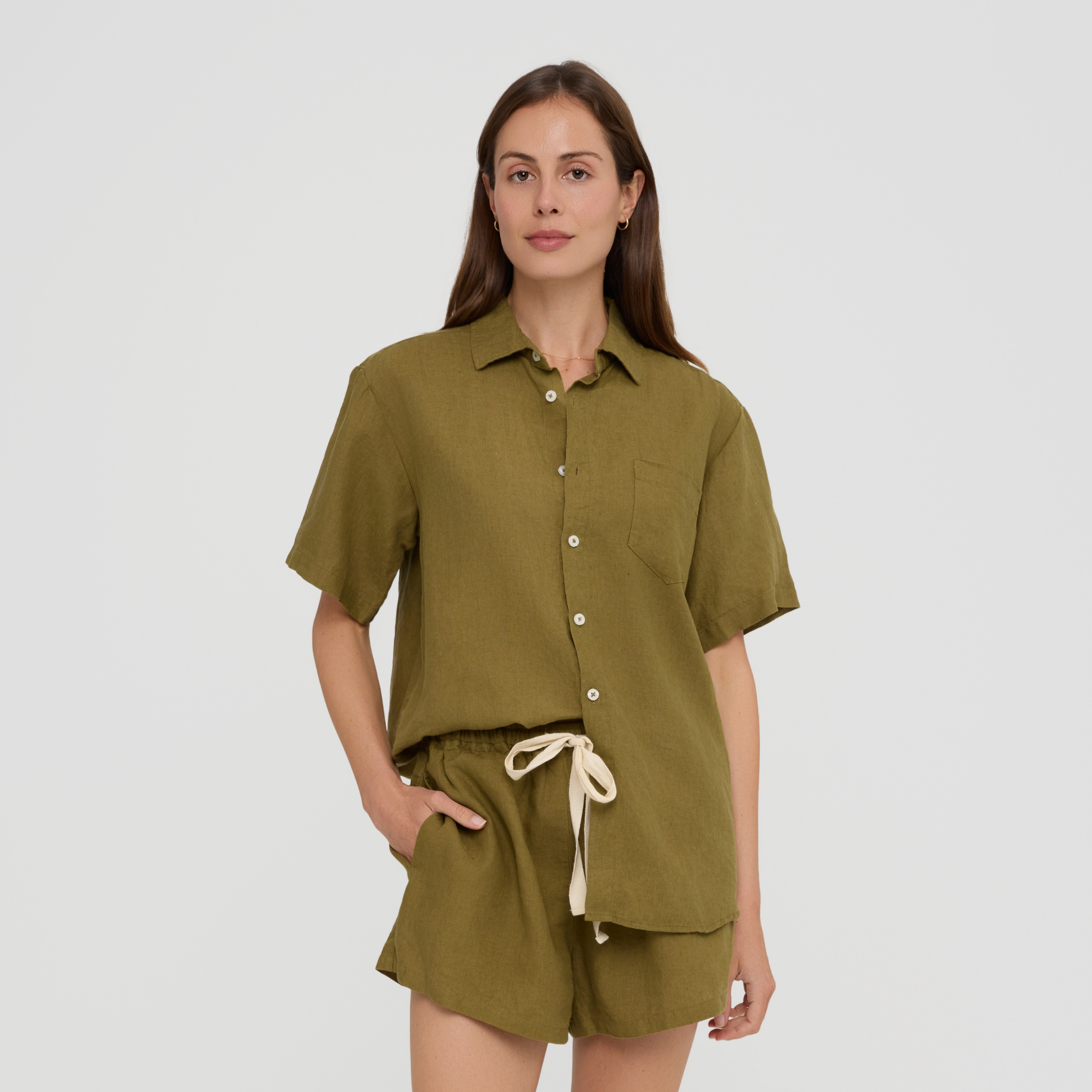 Breathable linen nightshirt with short sleeves and classic collar