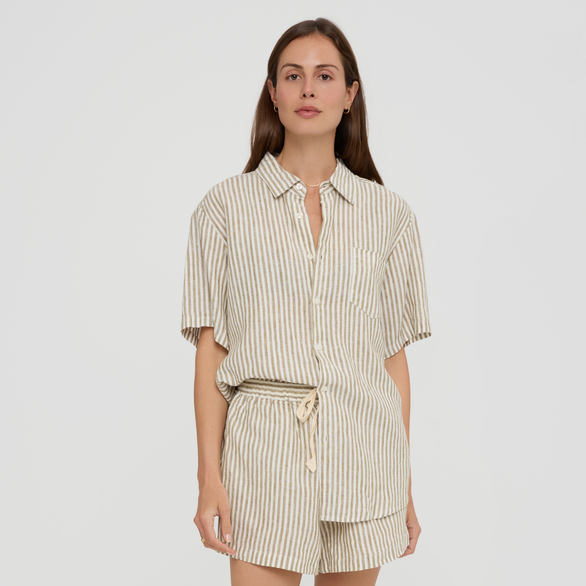 Linen lounge shirt with front buttons and short sleeves