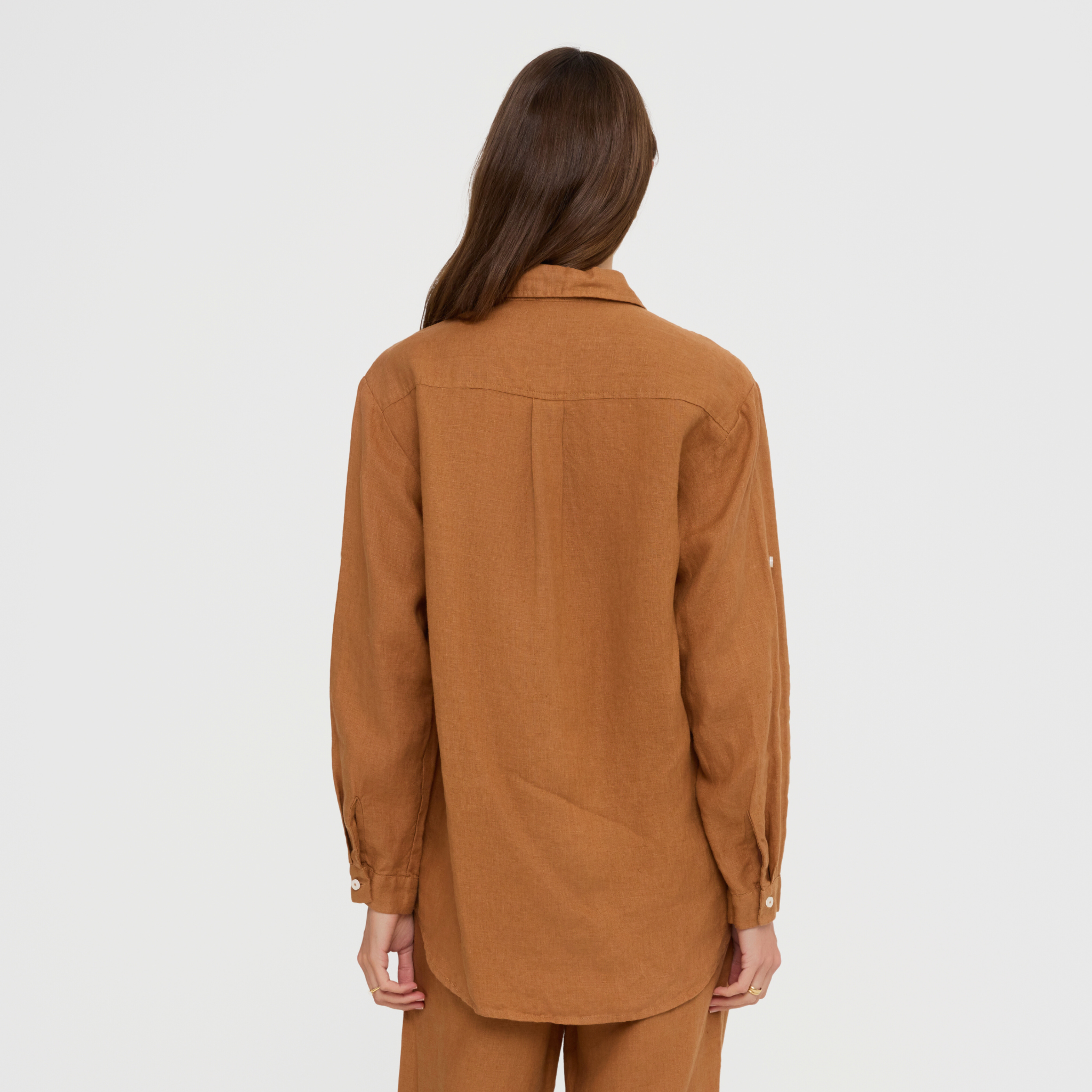 Breathable linen lounge shirt with classic collar and button front