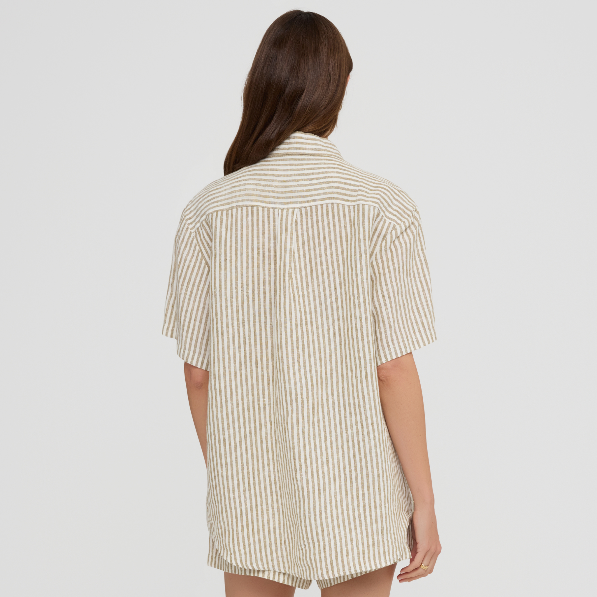 Breathable linen nightshirt with short sleeves and classic collar